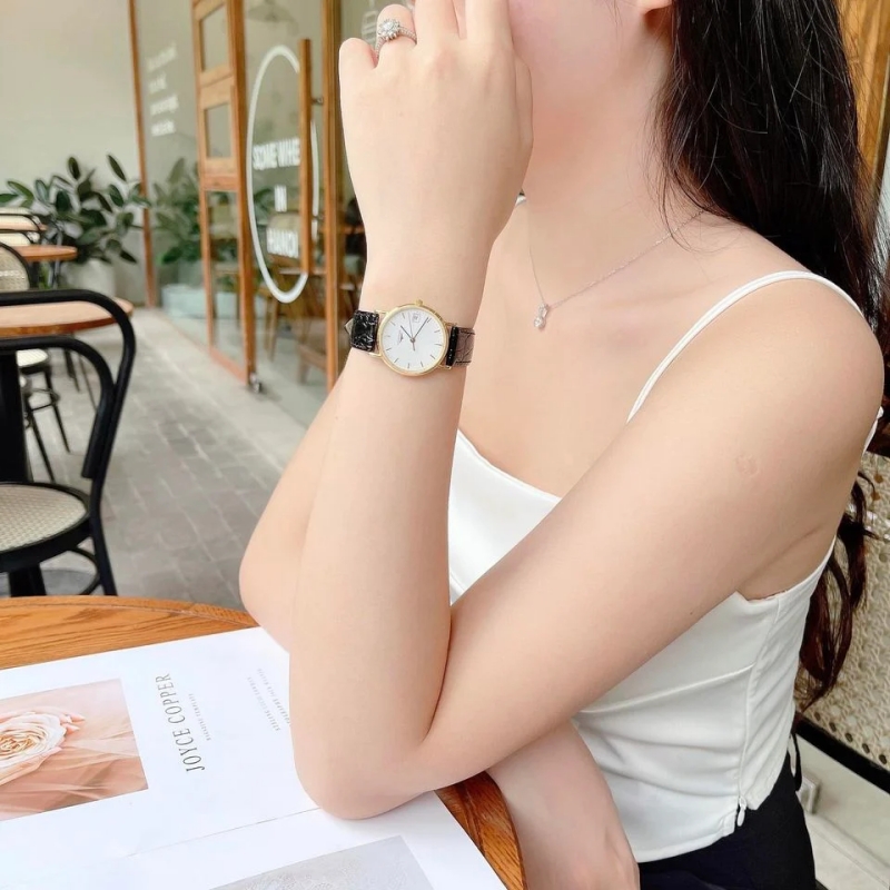 Longines L4.320.2.12.2 lên tay xinh xắn nhưng không kém phần sang trọng