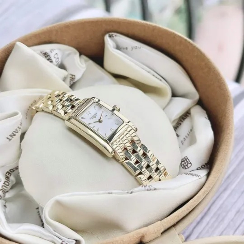 Đồng hồ thanh lịch và quý phái