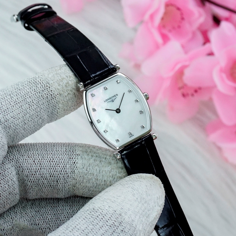 Mặt số của đồng hồ tạo điểm nhấn với 12 viên kim cương