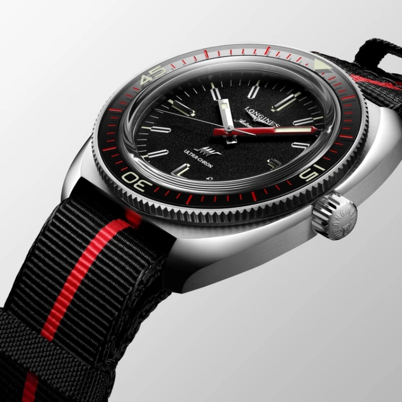 Viền bezel với các dấu khắc được khắc bằng sơn mài màu đỏ gợi nhớ đến những chiếc đồng hồ lặn cổ điển