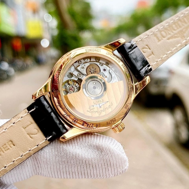 Mặt đáy của đồng hồ