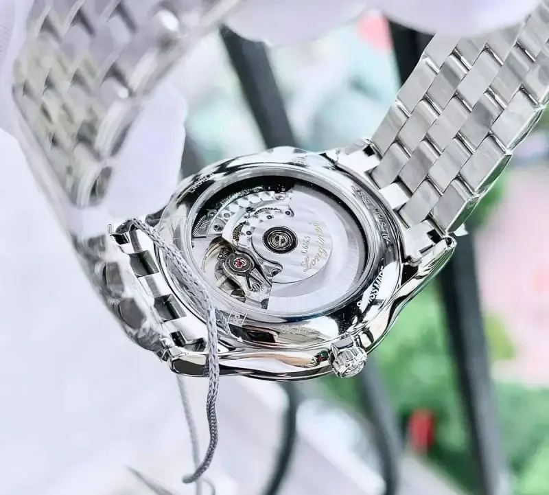 Mặt đáy của đồng hồ 