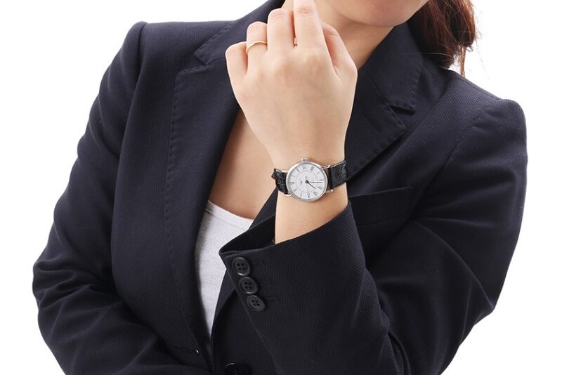KIểu dáng thanh lịch phù hợp với mọi trang phục 