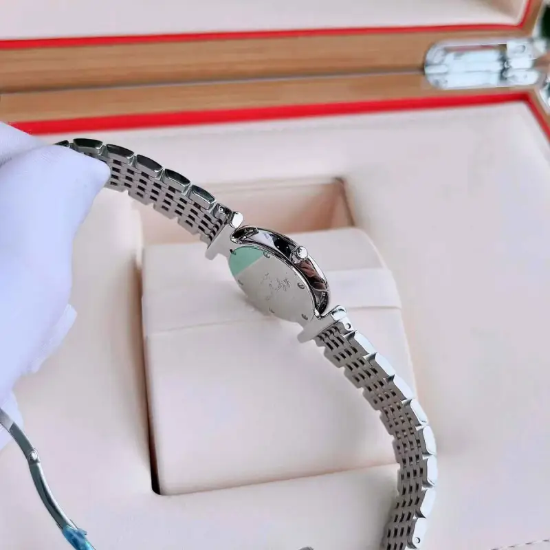 Vỏ mỏng nhẹ phù hợp với mọi cổ tay 